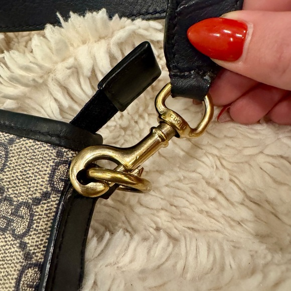 Authentic Vintage Gucci GG Supreme Monogram Crossbody Bag – Navy Trim - Picture 3 of 16